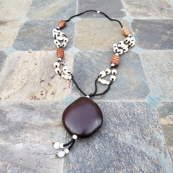 ☆ Vintage Wood & Shell Necklace ☆ - Picture 3 of 8